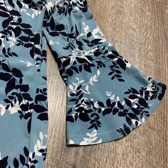 Ava James Blue and White Floral Top Size Medium - Picture 4 of 6